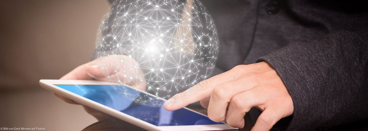Mann surft auf Tablet. Über dem Tablet schwebt eine vernetzte Datenwolke