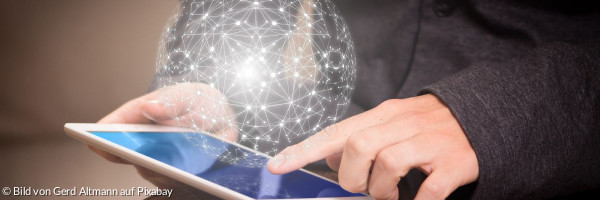 Mann surft auf Tablet. Über dem Tablet schwebt eine vernetzte Datenwolke