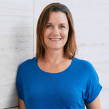 Portrait Katharina Schubert in blauem Shirt